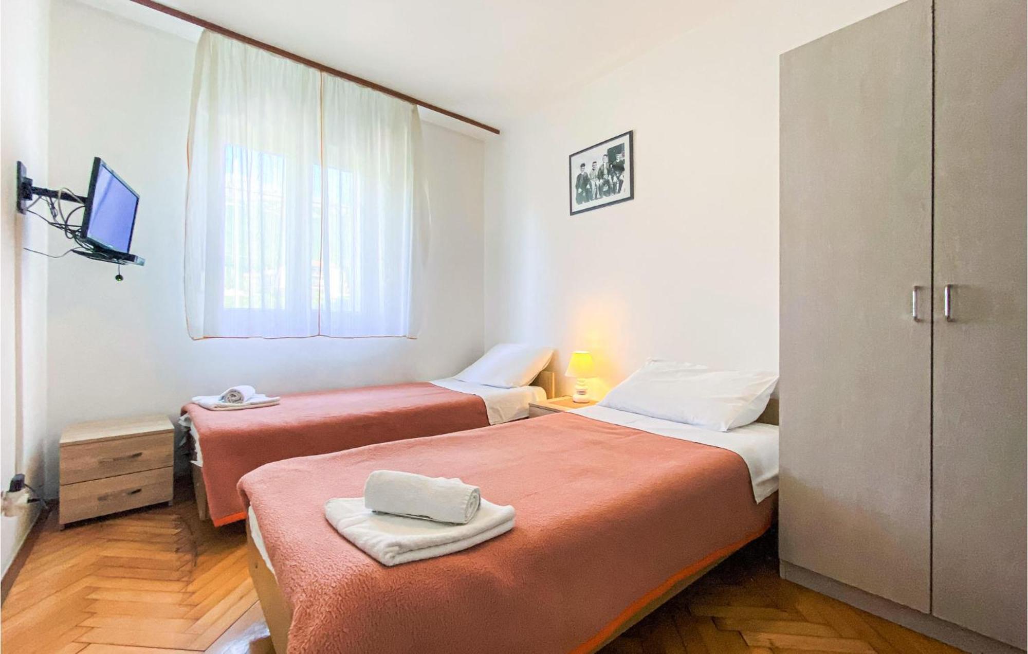 Amazing Apartment In Kastel Sucurac With Kitchen Kaštela المظهر الخارجي الصورة