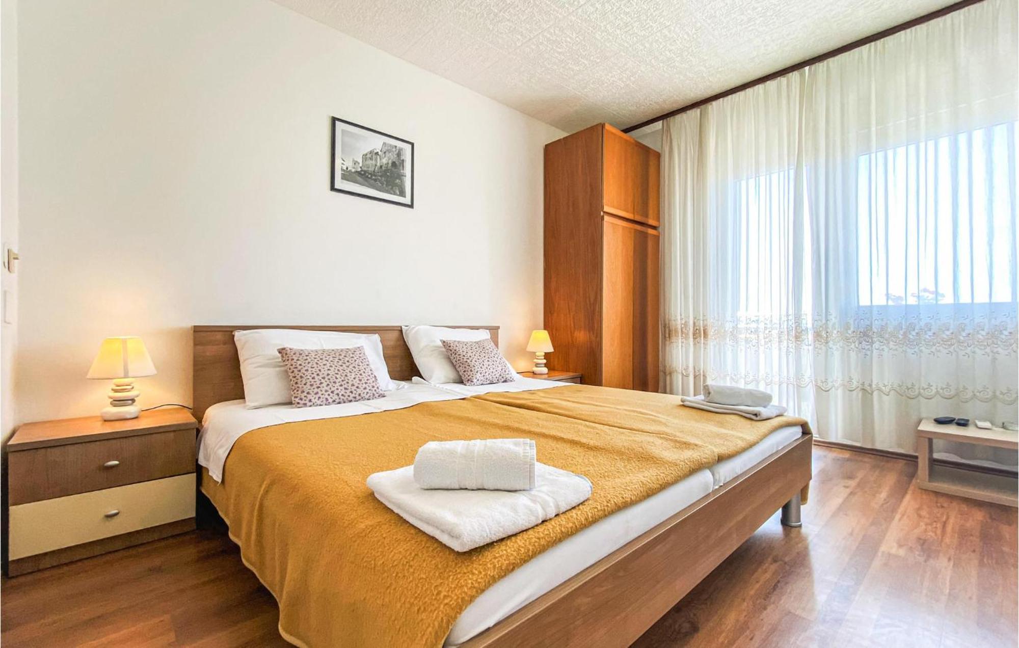Amazing Apartment In Kastel Sucurac With Kitchen Kaštela المظهر الخارجي الصورة