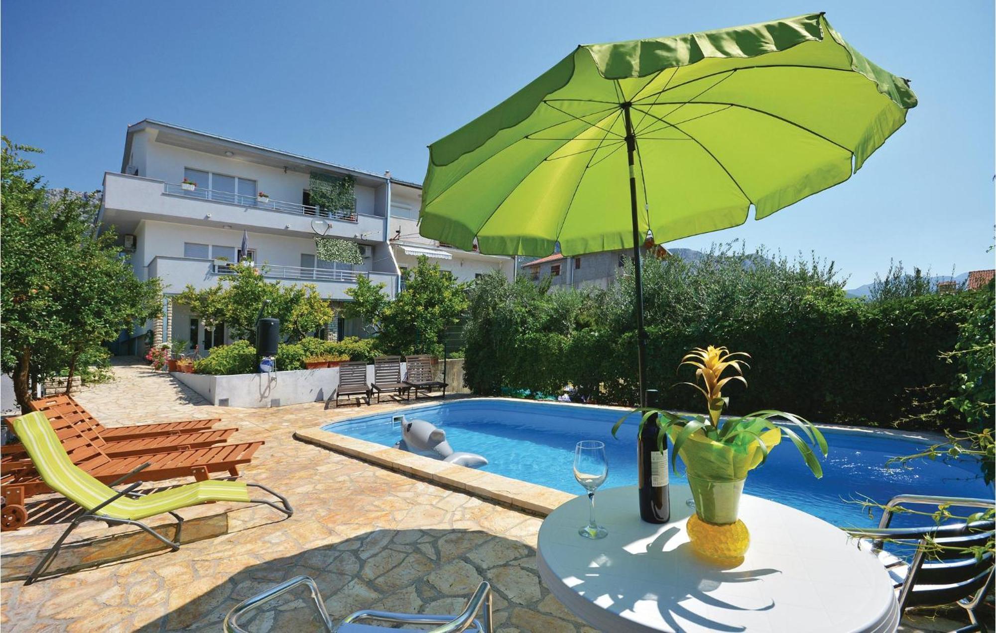 Amazing Apartment In Kastel Sucurac With Kitchen Kaštela المظهر الخارجي الصورة