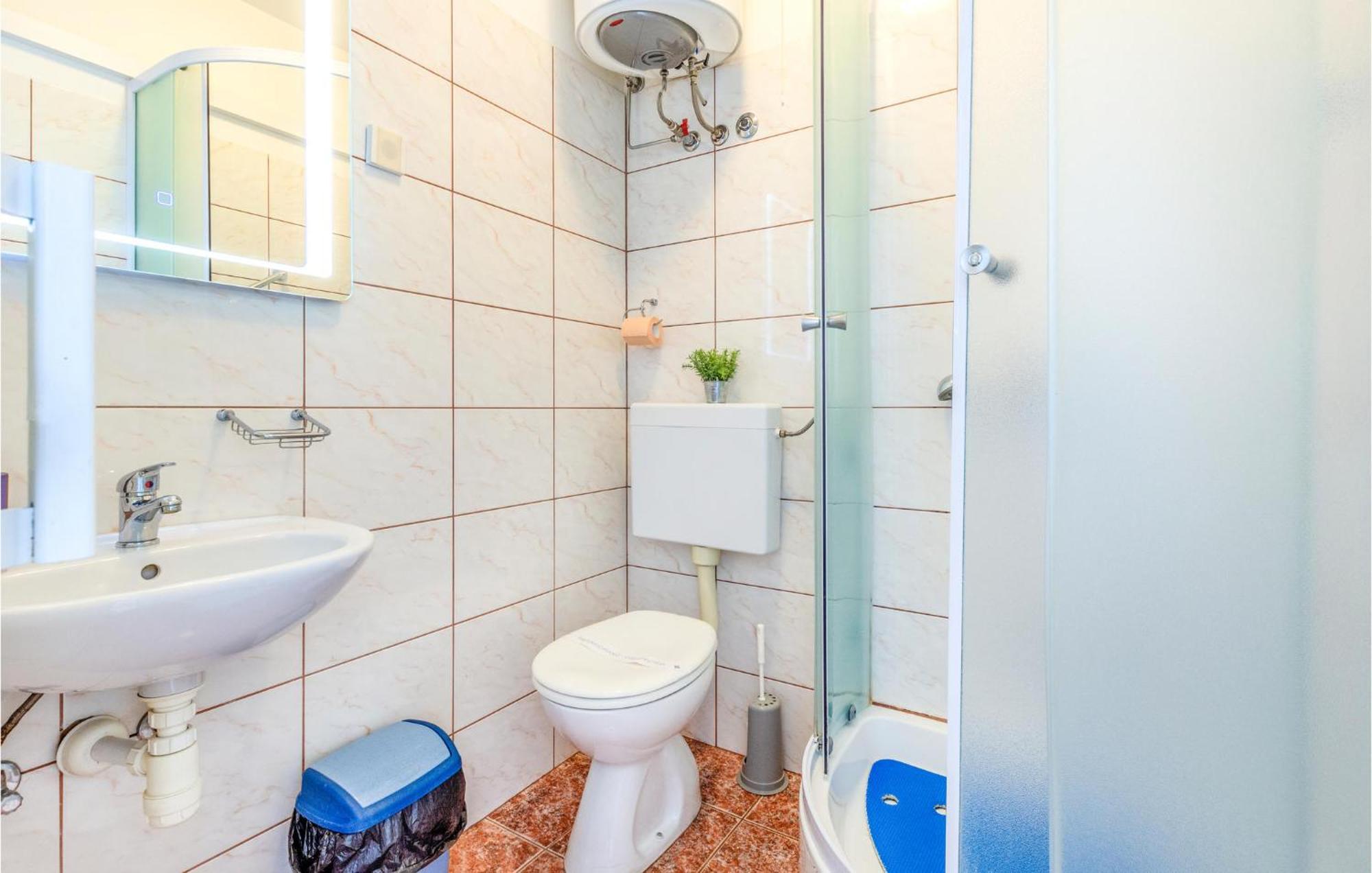 Amazing Apartment In Kastel Sucurac With Kitchen Kaštela المظهر الخارجي الصورة