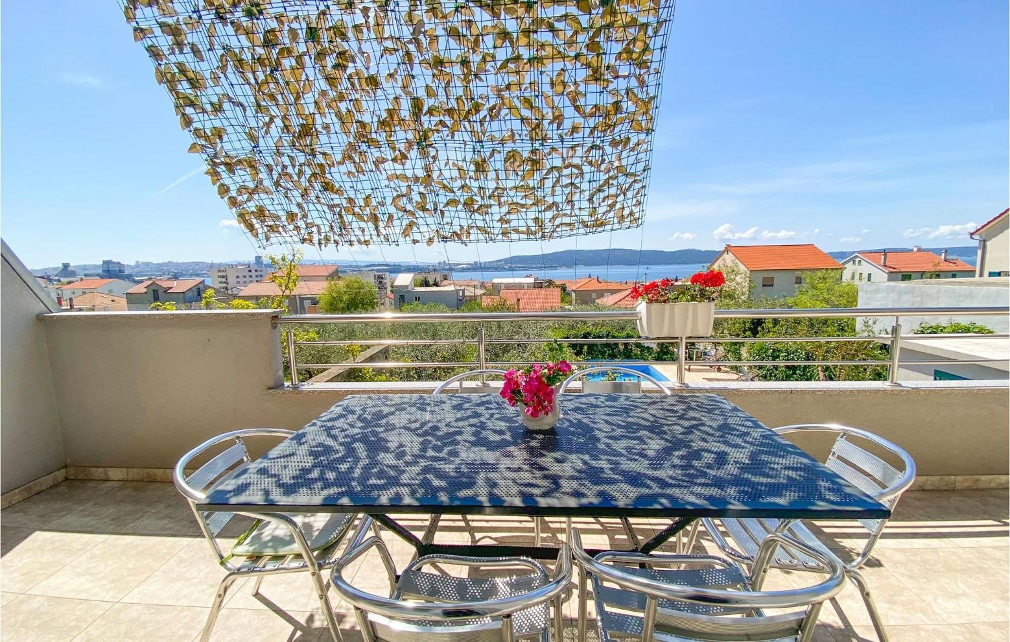 Amazing Apartment In Kastel Sucurac With Kitchen Kaštela المظهر الخارجي الصورة