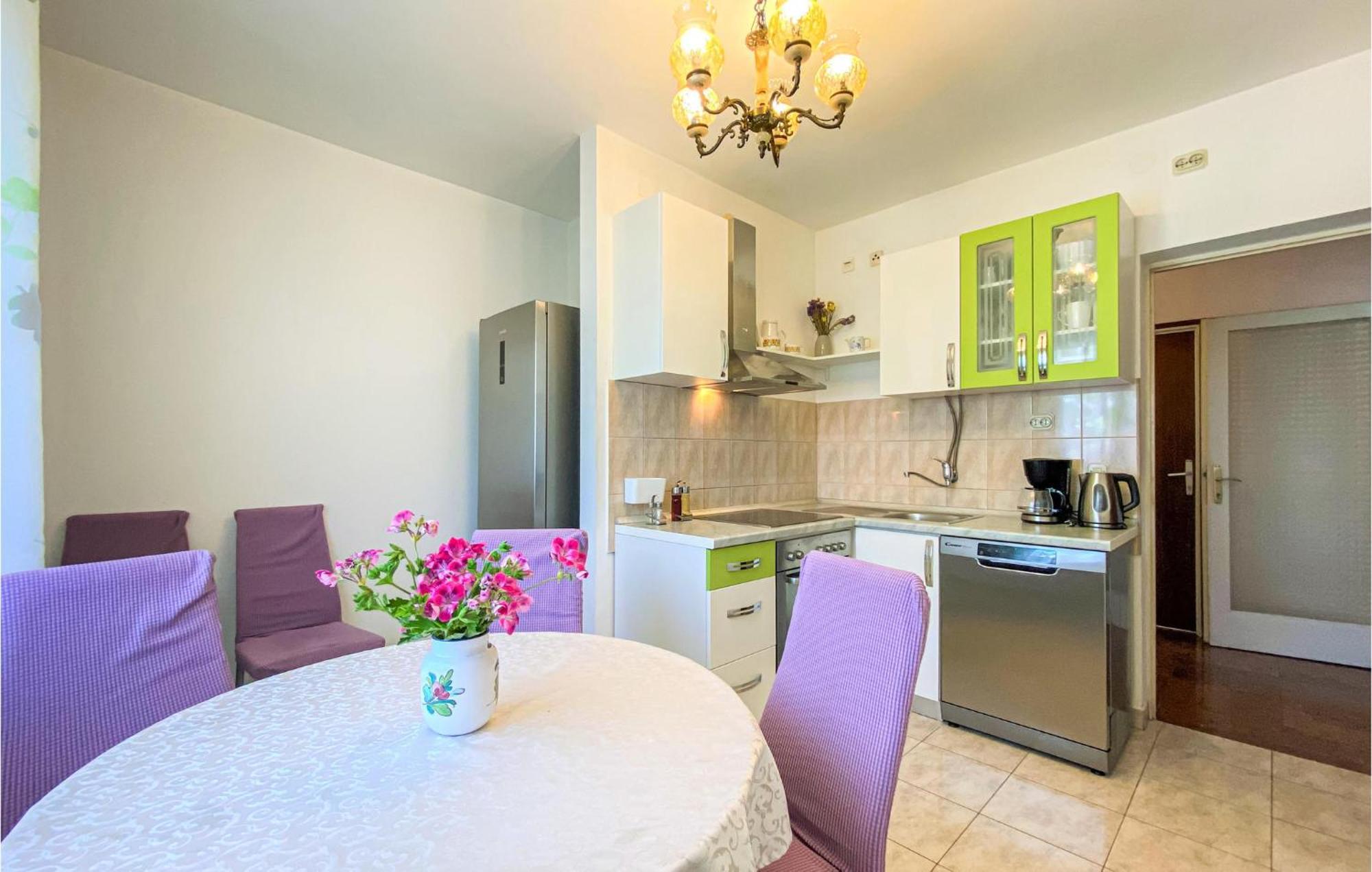Amazing Apartment In Kastel Sucurac With Kitchen Kaštela المظهر الخارجي الصورة